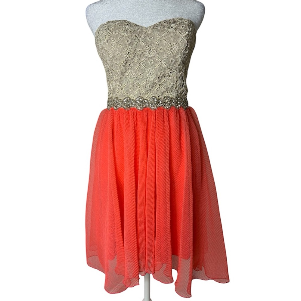 Deb | Size 7
Gold Lace & Coral Strapless Party Dress